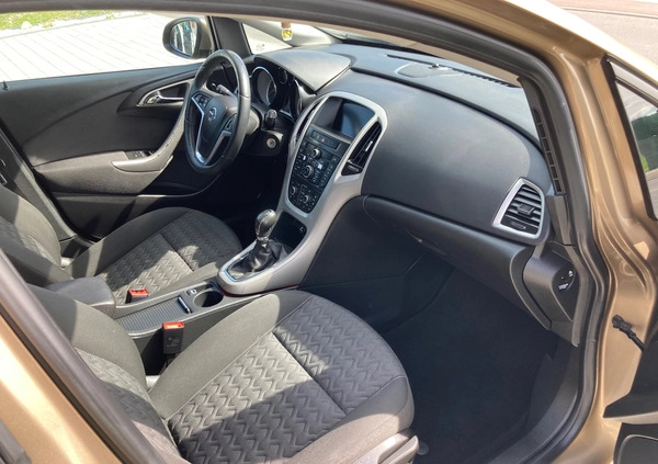 Opel Astra cena 25900 przebieg: 160000, rok produkcji 2013 z Jarocin małe 466
